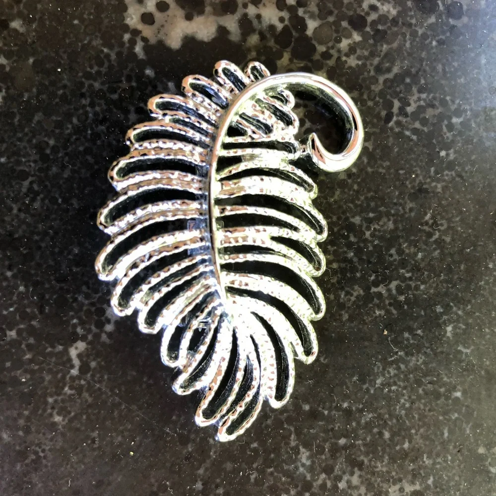 Vintage Gerry’s silver-tone fern/leaf brooch from late 50’s/early 60’s - Picture 2 of 9